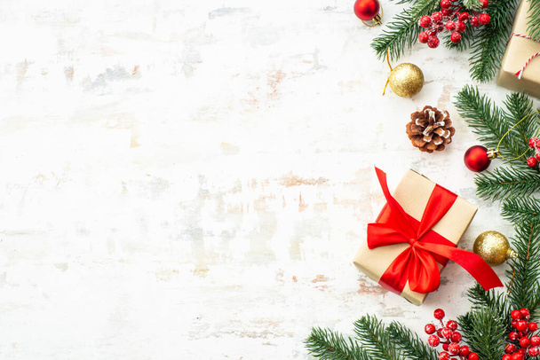 Caixas de presente de Natal com decorações de férias em fundo branco. Composição plana. - Foto, Imagem