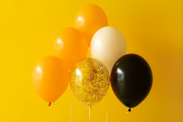 Halloween balónky u žluté zdi - Fotografie, Obrázek