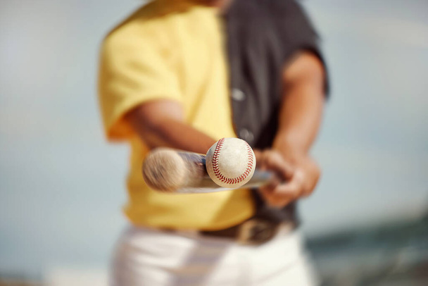 野球、野球選手、黒人が試合、試合、試合でボールを打った。野球バットを屋外でトレーニング、ワークアウト、または運動のためのフィットネス、スポーツ、野球打者の閉鎖 - 写真・画像