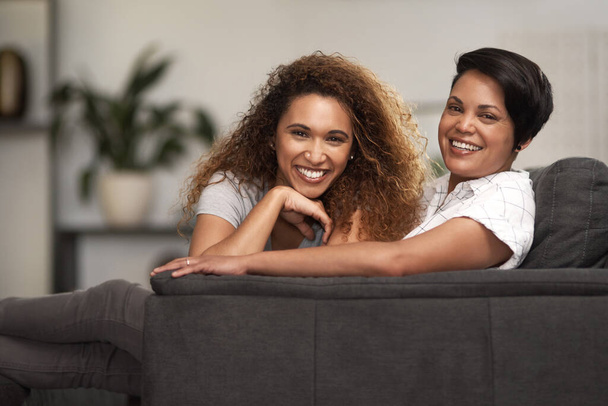 Juste une journée bien fraîche à la maison. un couple de lesbiennes assis sur le canapé à la maison - Photo, image