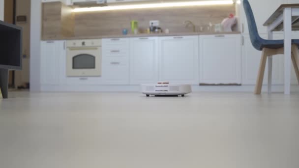 aspiradora robot limpia alrededor de la mesa, sensores inteligentes. Imágenes de alta calidad 4k - Imágenes, Vídeo