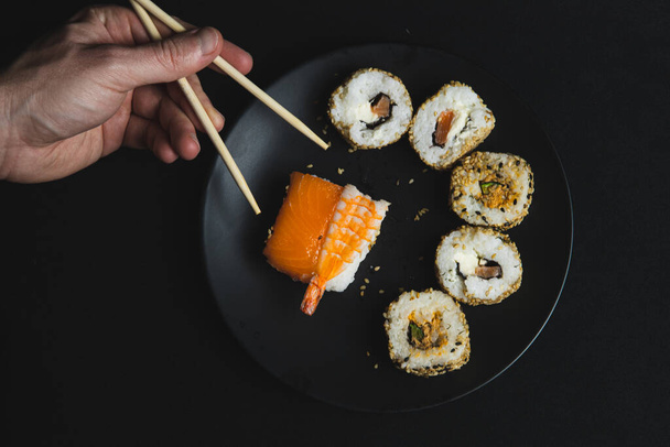 sushi rolky na talíři. japonské jídlo pozadí - Fotografie, Obrázek