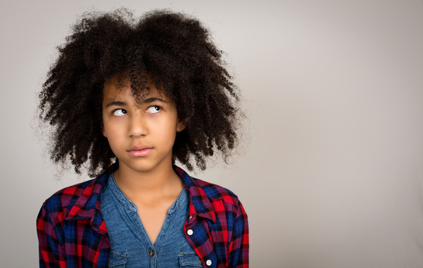Μικρά εφηβική κοπέλα με τα Άφρο μαλλιά σκέψης - Φωτογραφία, εικόνα