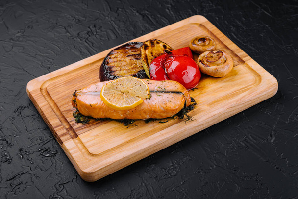 Salmon steak on the grill with grilled vegetables - Fotografie, Obrázek