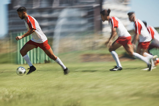 サッカー、チームスポーツゲーム、サッカーのコラボレーションやワークアウトで忙しい男性のチームワーク。フィットネス、トレーニング、ボールで走る速いエネルギーを持つ健康なアスリートの地面の健康的な運動. - 写真・画像