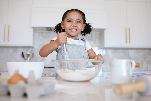 Onnellinen tyttö lapset leipoo keittiössä, talossa ja kotona lapsuuden hauskaa, oppimista ja kehitystä. Hymyile nuori lapsi, pieni kokki ja sekoituskulho, makeiset jälkiruoka, keksit ja kakkujauho.. - Valokuva, kuva