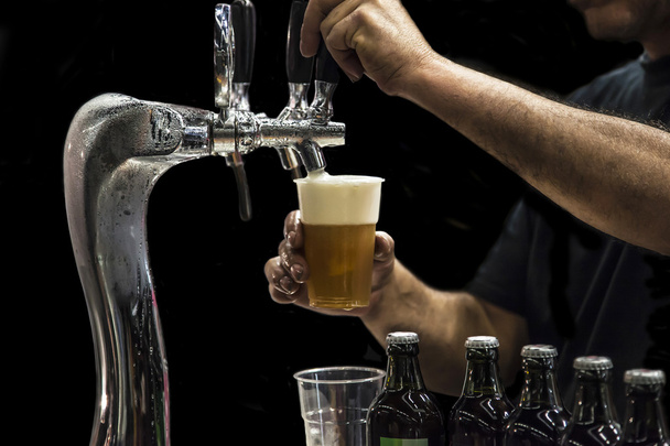 Άνθρωπος σχεδίασης μπύρα Βρύσης - Φωτογραφία, εικόνα