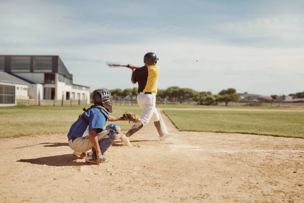 Бейсбольный игрок, бейсбольная команда и человек с битой на поле на соревнованиях, тренировочной игре или матче. Упражнения, фитнес и бейсболисты в бейсбольной перчатке для спортивных тренировок на открытом воздухе на травяном поле - Фото, изображение