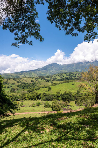 Tamesis, Antioquia, Colombia. 1 luglio 2018: Gruppo di persone a cavallo e montagna con cielo. - Foto, immagini