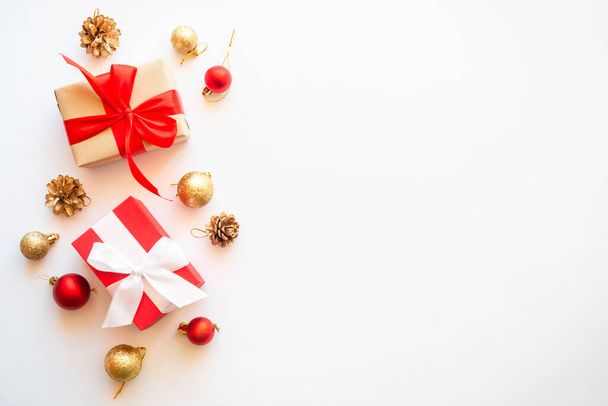 Cajas de regalo de Navidad con decoraciones navideñas en fondo blanco. Composición laica plana. - Foto, imagen