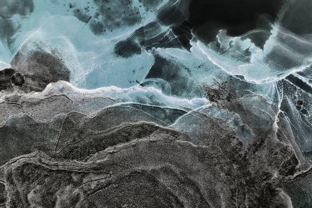 Αλκοόλ μελάνι αφηρημένα πολύχρωμο φόντο. Συγκρουόμενα ακρυλικά κύματα χρώματος στο νερό. Υφή από σκούρο μάρμαρο. Μοτίβο εκτύπωσης. Ζωηροί λεκέδες και πιτσιλιές - Φωτογραφία, εικόνα