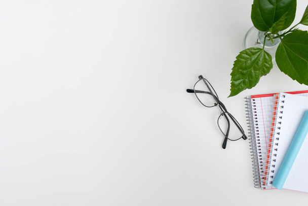 キーボードと眼鏡と作業用コーヒーカップ付きデスク上のオフィス用品 - 写真・画像