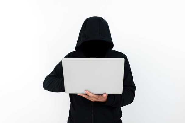 Άνθρωπος στέκεται με φορητό υπολογιστή Παρουσιάζοντας Cyber Security. - Φωτογραφία, εικόνα