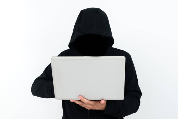 Άνθρωπος στέκεται με φορητό υπολογιστή Παρουσιάζοντας Cyber Security. - Φωτογραφία, εικόνα