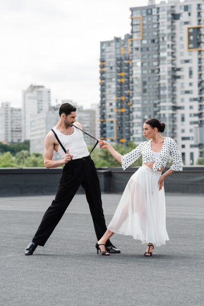 Barna táncos magassarkúban végző koreográfia partner a tetőn  - Fotó, kép
