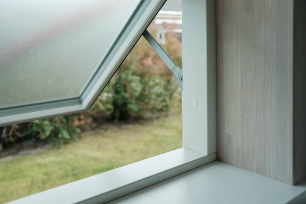 Okno s kondenzací na skle je otevřeno pro větrání místnosti. Detailní záběr. - Fotografie, Obrázek