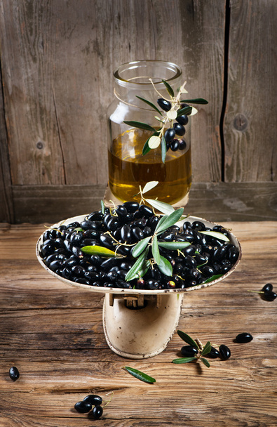 Balance scale  fresh olives and olive oil - Fotoğraf, Görsel