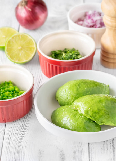 Ingredienti per guacamole in ciotole da vicino - Foto, immagini