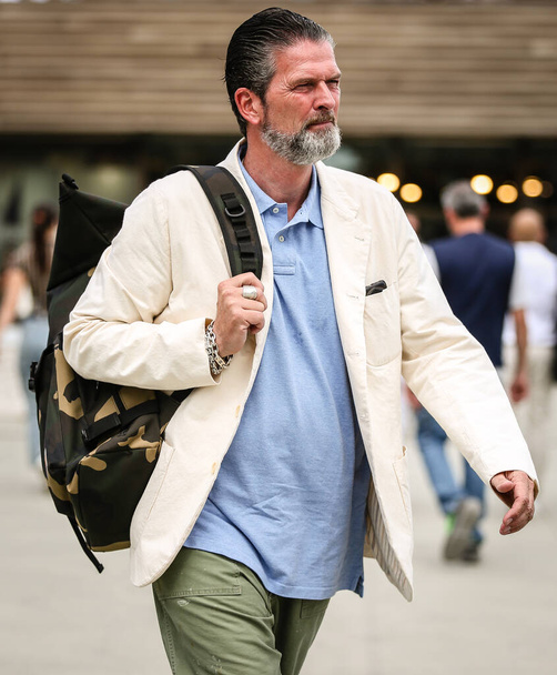 フィレンツェ,イタリア- 2022年6月14日:フィレンツェの路上の男性. - 写真・画像