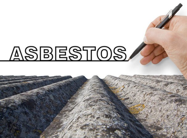 Techo envejecido hecho de paneles de asbesto corrugado - materiales peligrosos en edificios e industria de la construcción - concepto con texto de asbesto escrito a mano - Foto, Imagen