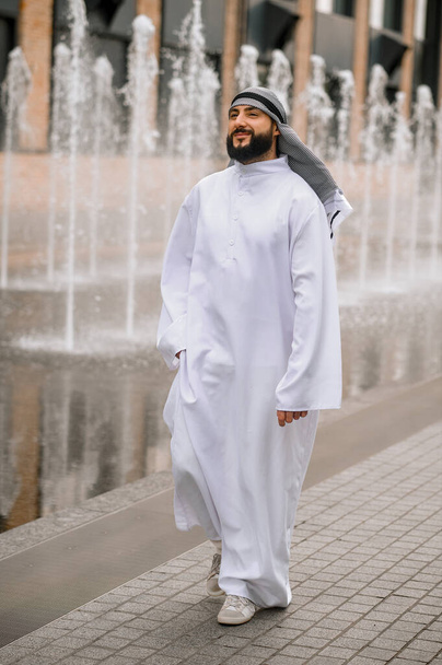 Hombre árabe. Hombre árabe en oriente ropa tradicional en el steert - Foto, Imagen