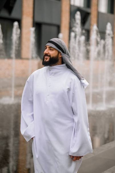 Arabský muž. Arabský muž v orientovaném tradičním oblečení ve steertu - Fotografie, Obrázek