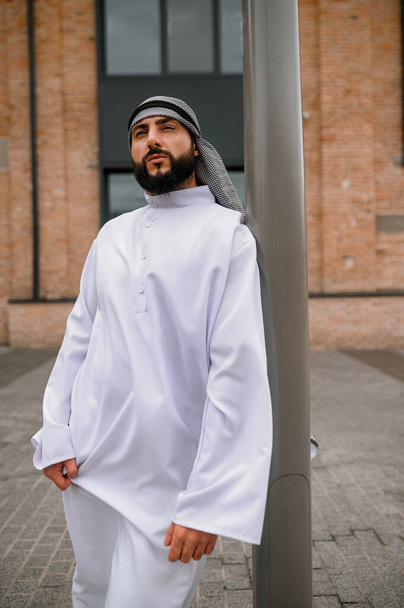 Orient kulttuuri. Lähi-idän parrakas mies perinteisissä valkoisissa vaatteissa - Valokuva, kuva