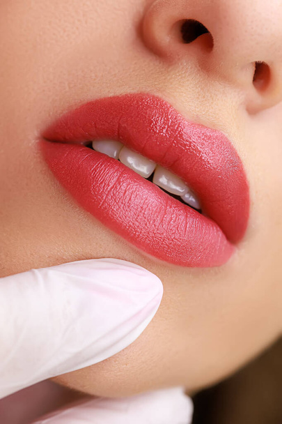 macro photographie de maquillage permanent des lèvres à base de pigment rouge - Photo, image