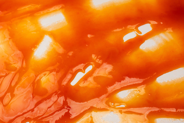 Salpicaduras de salsa roja sabrosa como fondo. - Foto, Imagen