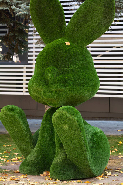 Liebre topiaria. Escultura topográfica de un conejo liebre hecho de césped artificial - Foto, imagen
