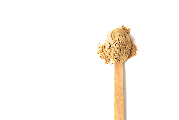 Vista superior de una cuchara con polvo de raíz de maca cruda aislado en blanco - Foto, Imagen