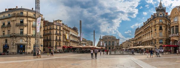Plaza de la comedia con el teatro y sus fachadas clásicas, en Montpellier, Occitanie, Francia - Foto, imagen