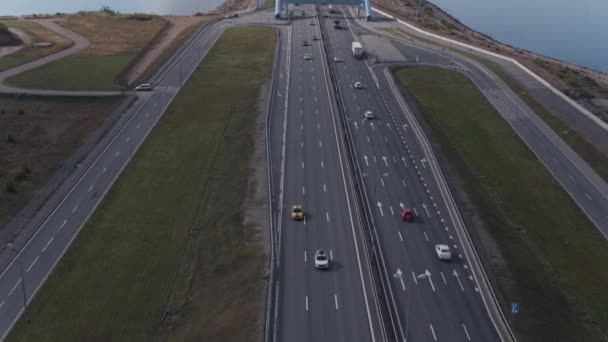Vue aérienne de l'autoroute périphérique et du barrage. Saint Pétersbourg Russie. Images 4k de haute qualité - Séquence, vidéo