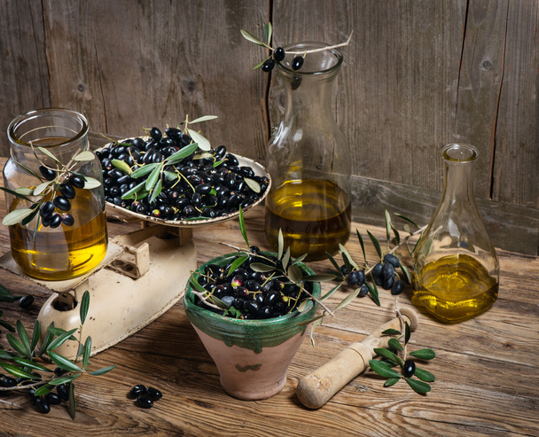 Balance scale  fresh olives and olive oil - Fotoğraf, Görsel