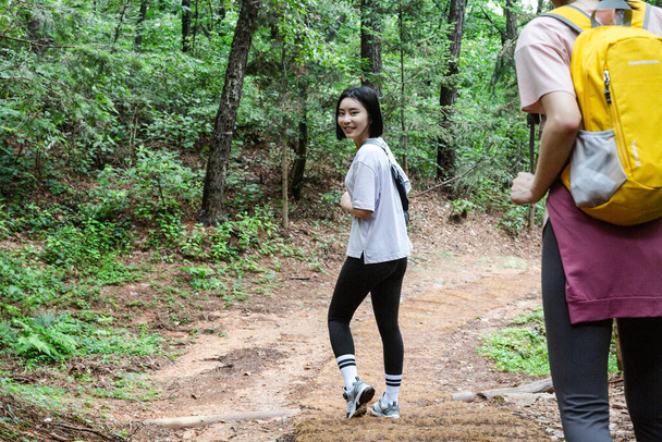 korean young women hiking and plogging_trekking mountain - Foto, Bild