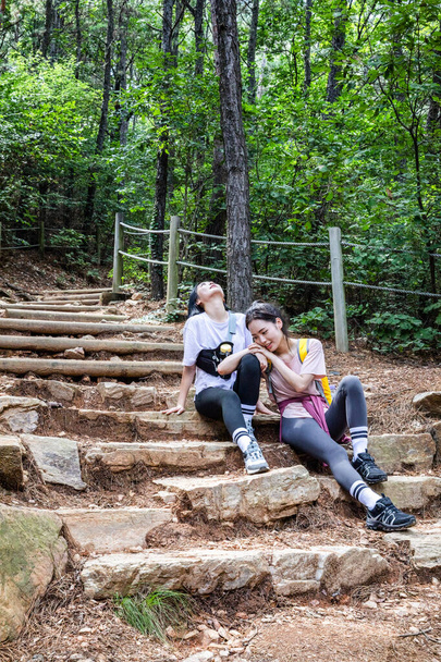 korean young women hiking and plogging_resting - Foto, imagen
