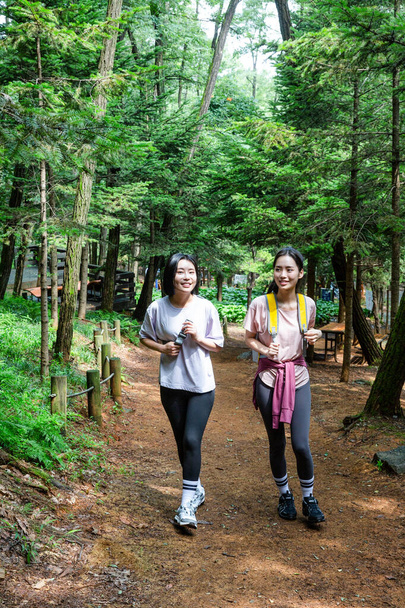 korean young women hiking and plogging_trekking mountain - Foto, imagen