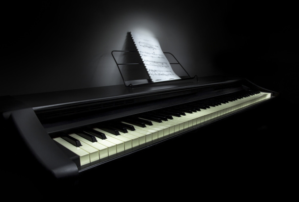 фортепіано з ноткою музики
 - Фото, зображення