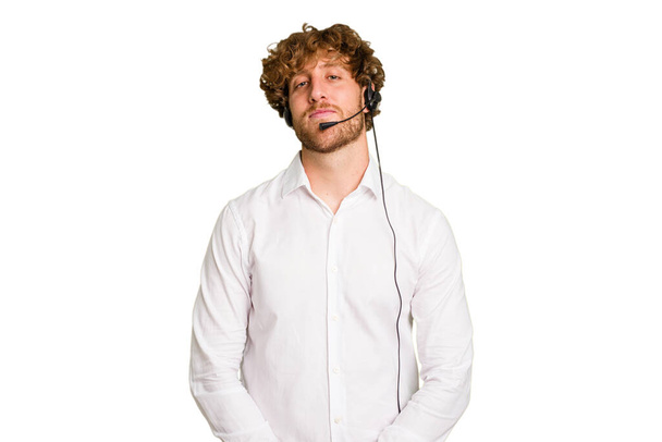 Telemarketer Mann arbeitet mit einem Headset isoliert auf grünem Chroma-Hintergrund glücklich, lächelnd und fröhlich. - Foto, Bild