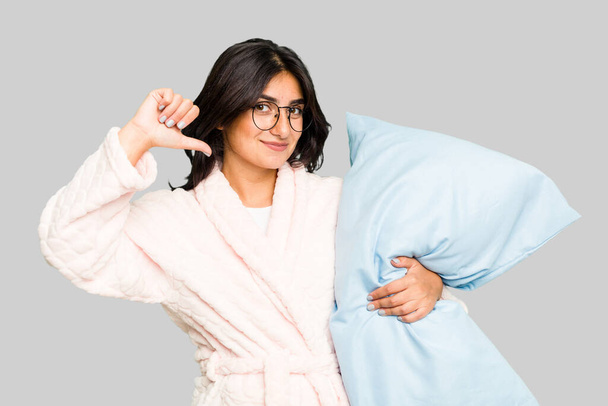 Mladá indická žena v pyžamu izolované cítí hrdost a sebevědomí, příklad následovat. - Fotografie, Obrázek