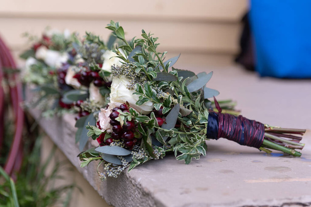 結婚式の前にバラから水を排水するためにブライダルパーティーの花の花束が横たわっています. - 写真・画像