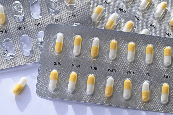Закрытие ежедневной дозы лекарств или медикаментов - Фото, изображение