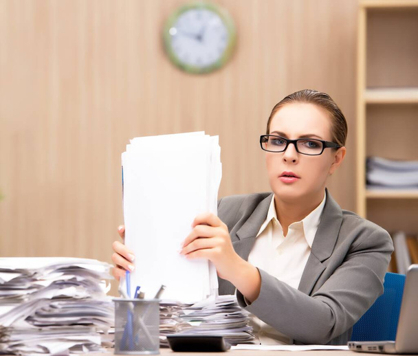 Die Geschäftsfrau unter Stress durch zu viel Arbeit im Büro - Foto, Bild