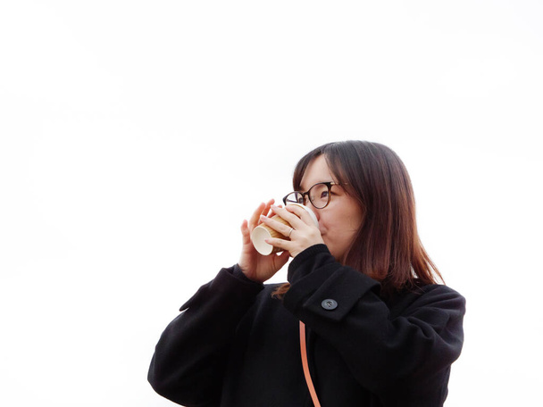 Όμορφη Γιαπωνέζα που πίνει ζεστό καφέ έξω.. - Φωτογραφία, εικόνα