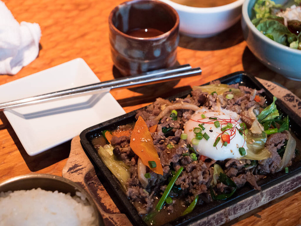 牛肉と卵のトッピングライスをメインに食べられる韓国料理のコース - 写真・画像