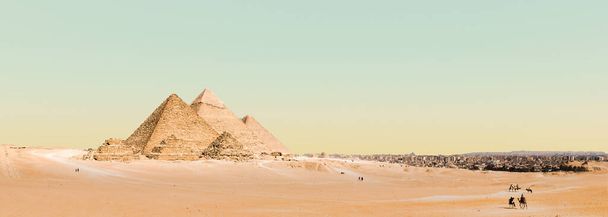 pyramidy zobrazit pozadí na egyptské poušti gizah a Káhira egypt cestování - Fotografie, Obrázek