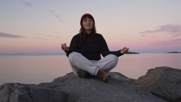 menina senta-se em uma pedra e olha para o mar - Filmagem, Vídeo