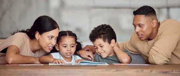 Anne, baba ve çocuklar okuma, öğrenme ve eğitim için evde birlikteler. Siyahi aile, çocuklar ve kitap çalışma masasında, çocukluk gelişimi ve evde kelimelerin hecelenmesi. - Fotoğraf, Görsel