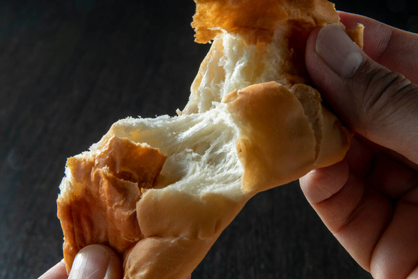 Sekoitusjauheen kohtaus herkullisen leivän tekemiseksi - Valokuva, kuva
