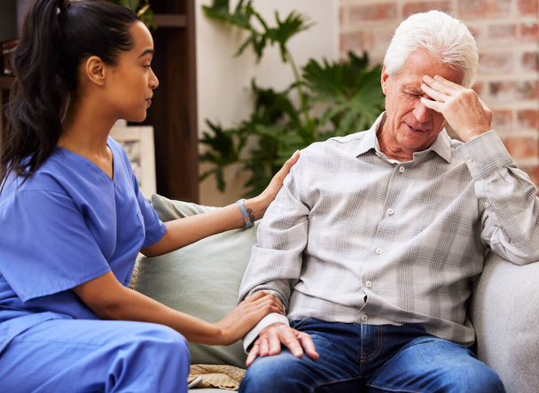 No te preocupes por salir de esto juntos. una joven enfermera dando apoyo a su paciente anciano - Foto, Imagen